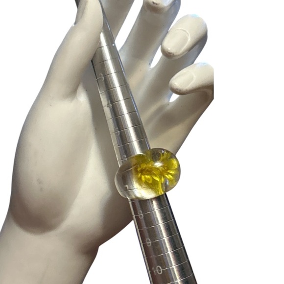 Vintage 70s LUCITE RING clear with Yellow Dried Daisy's Size 7 - Picture 11 of 16